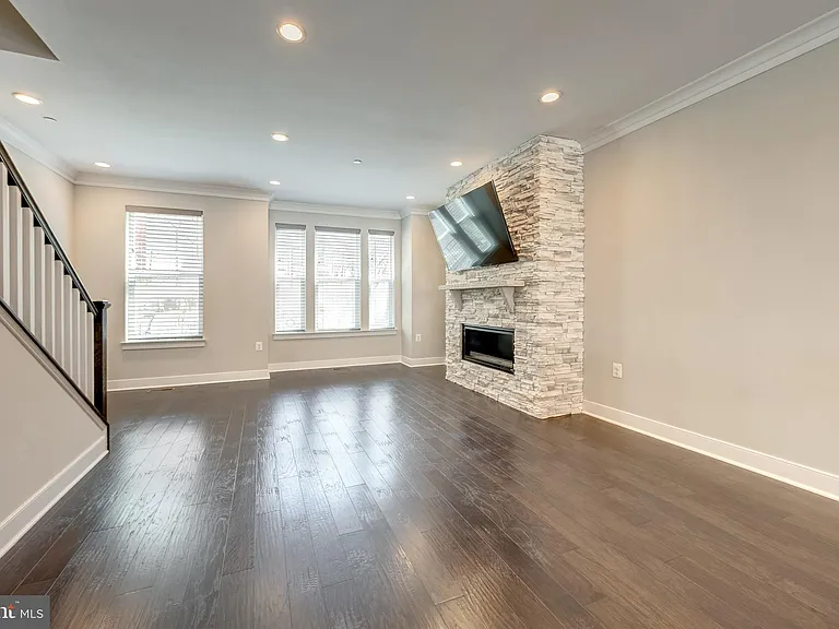 10326 Grosvenor Pl — Photo 11