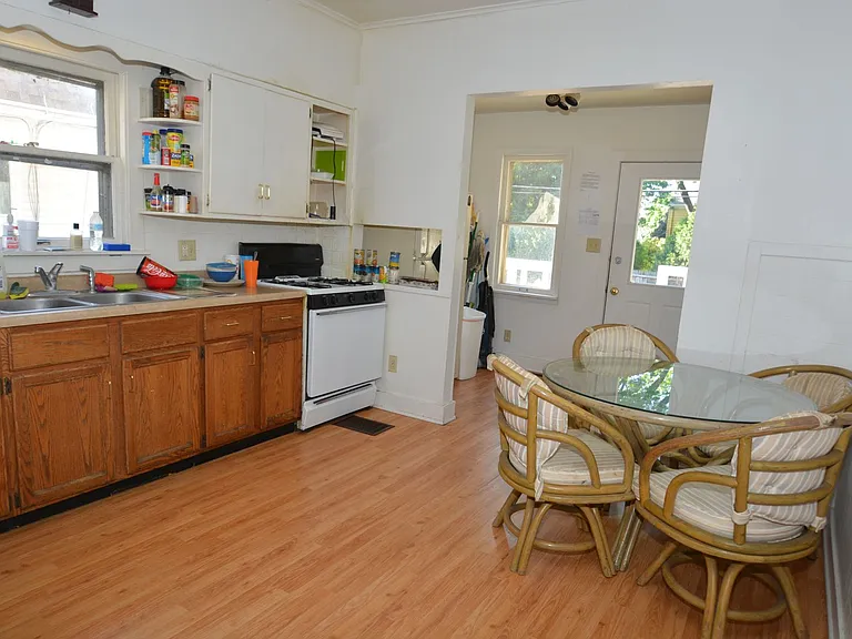 313 Augusta Ave — Photo 4