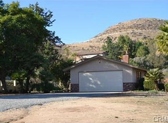 2car garage with plenty of parkings