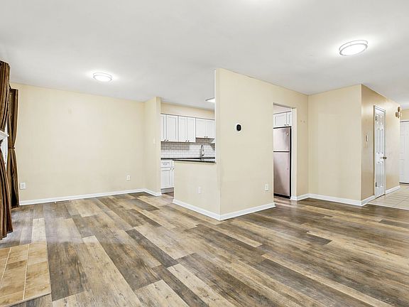 3rd image of 27 White Pine Ct