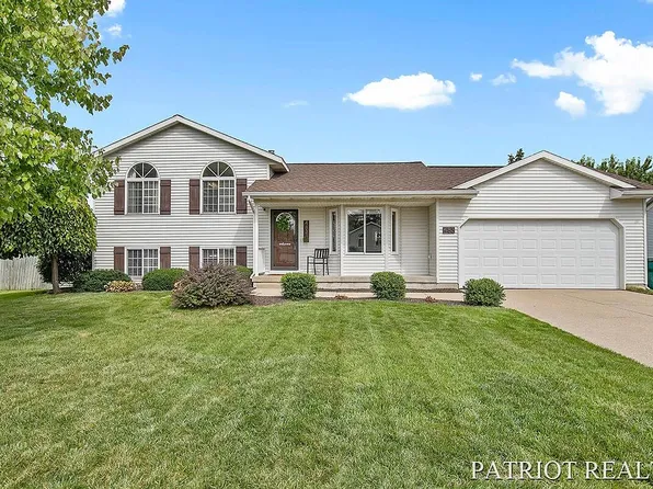 483 Sunbrook Dr SE, Grand Rapids, MI 49508