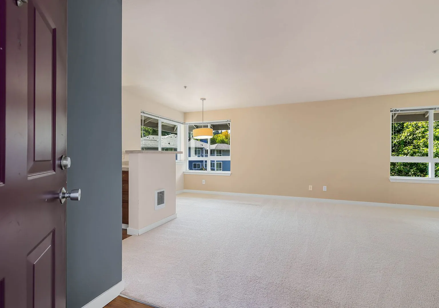 Top Floor 1 Bedroom Condo in Great Location — Photo 2