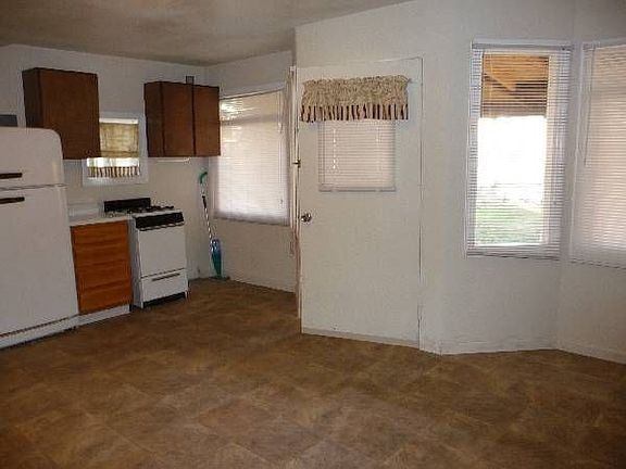 3rd image of 130 Custer Ave APT 4