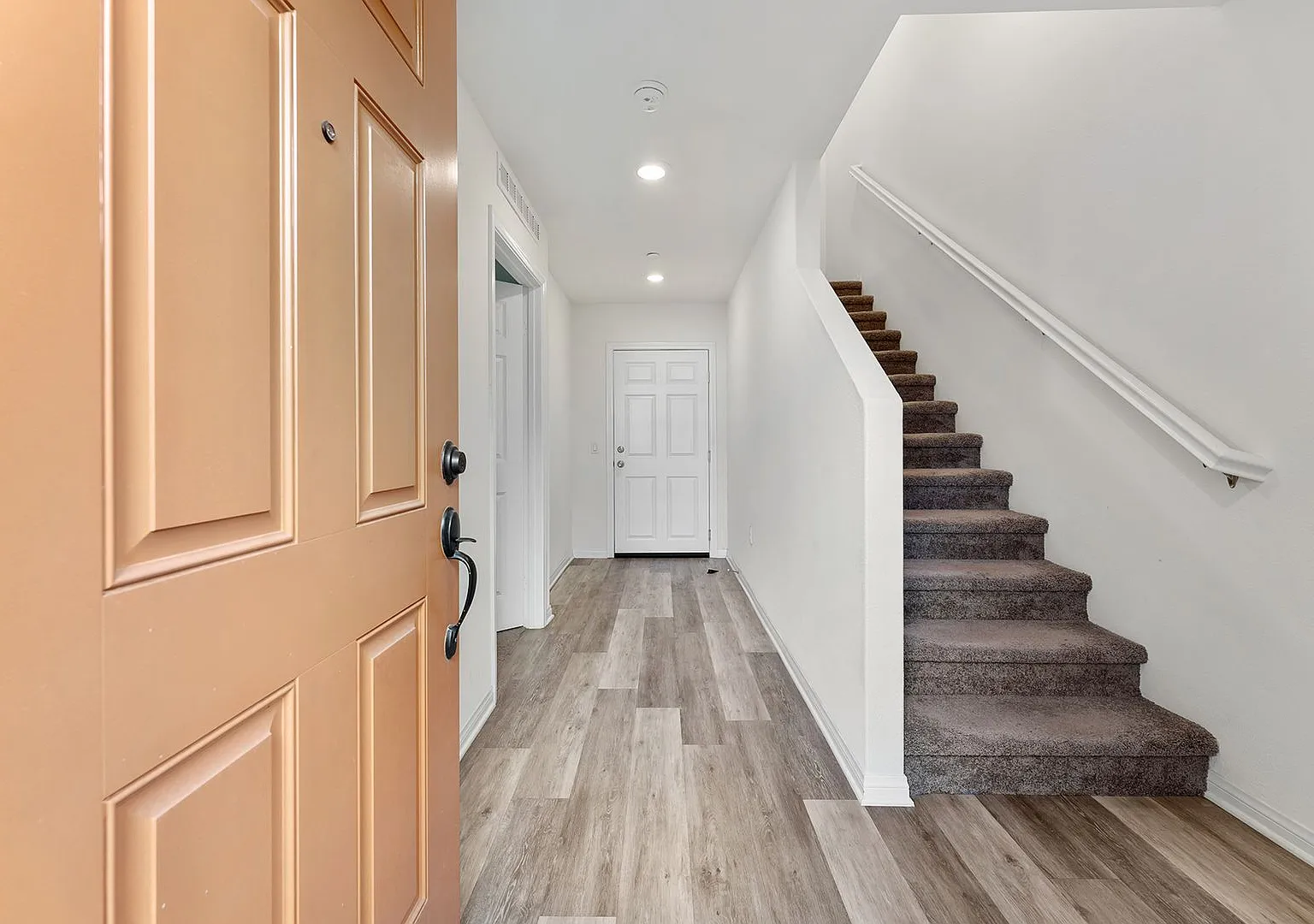 Modern Tri-Level Townhome in Gated Gardena Community with 2-Car Garag — Photo 4