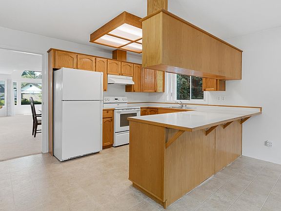 4th image of 7660 Sapphire Dr