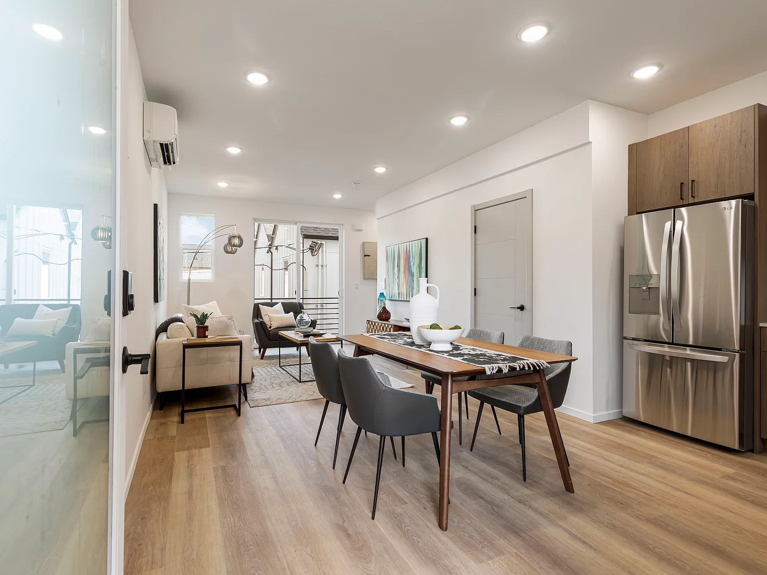 2 bed, 1.5 bath, 900 sqft, $2,700 — Photo 4