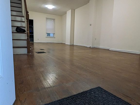 5th image of 85 Court House Pl
