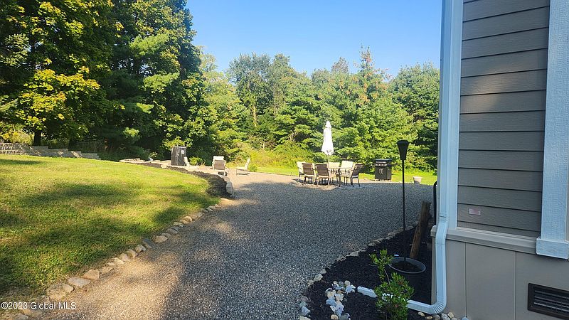 5th image of 150 Carpenter Road