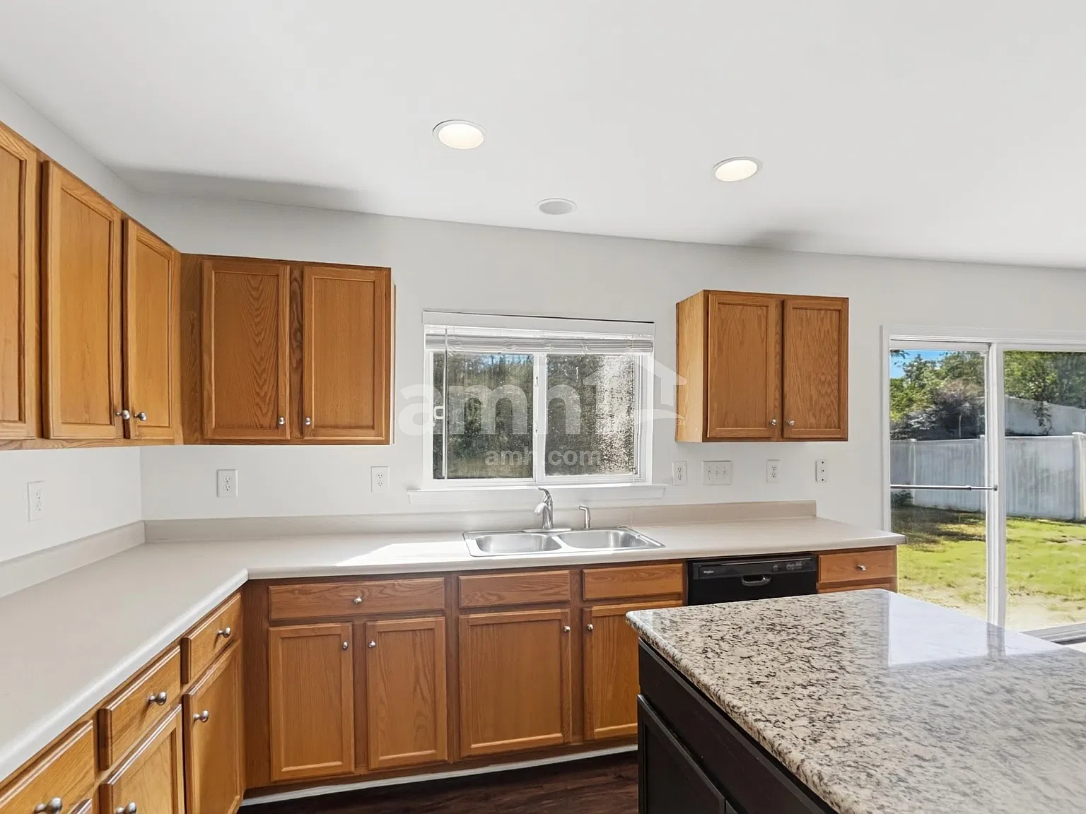 3 bed, 2.5 bath, 2352 sqft, $2,385 — Photo 3
