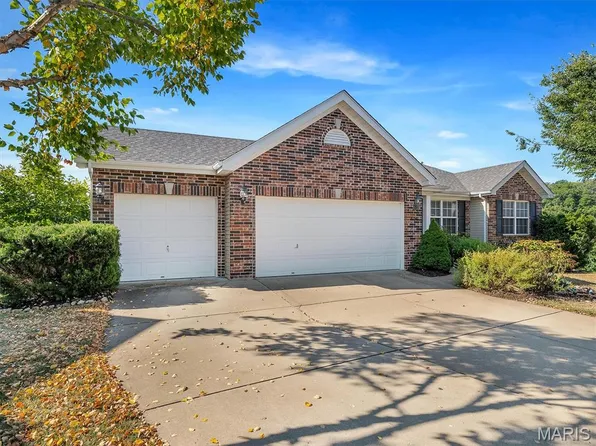 6796 Eagles View Dr, Pacific, MO 63069