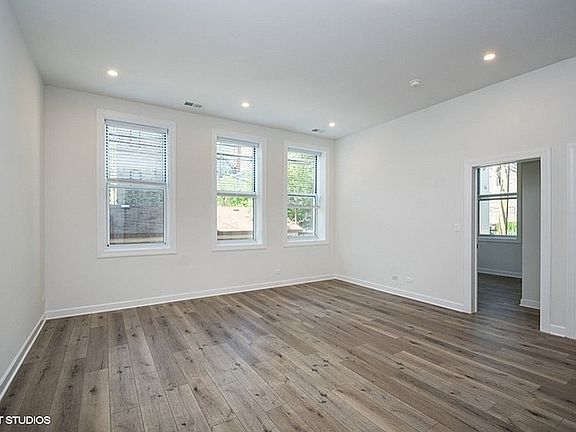 4th image of 621 W Belmont Ave #405