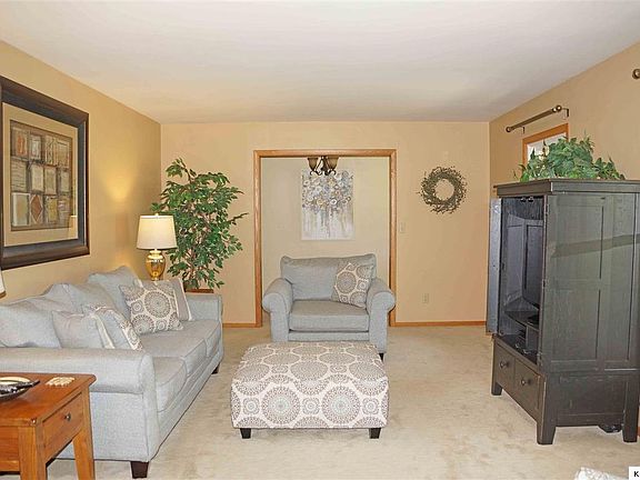 3rd image of 10 Woodside Dr