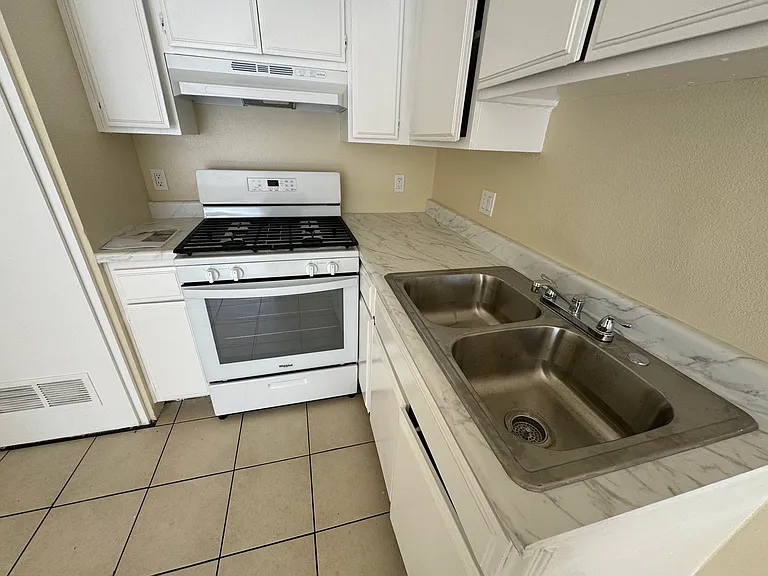 13750 Vanowen St #3 — Photo 2