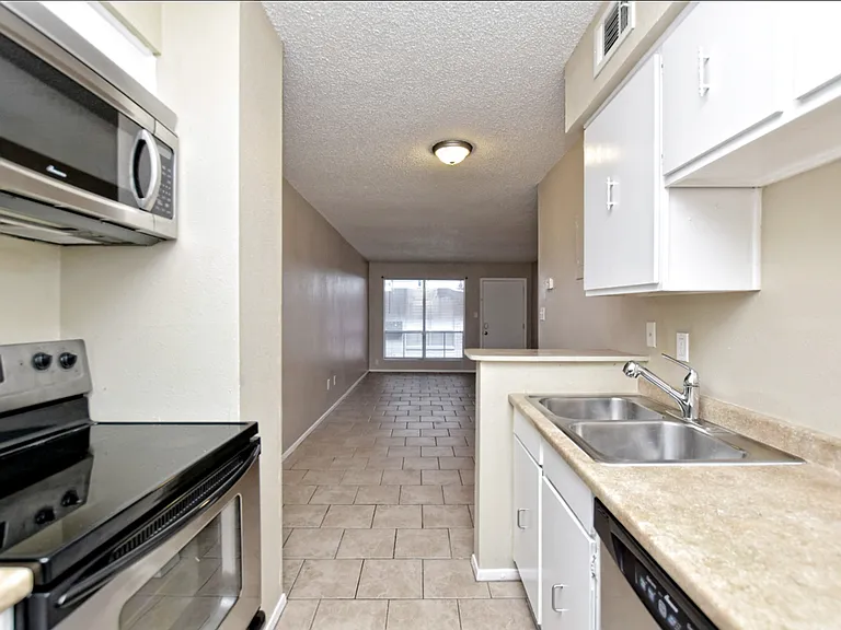 Peppertree Apartments — Photo 12