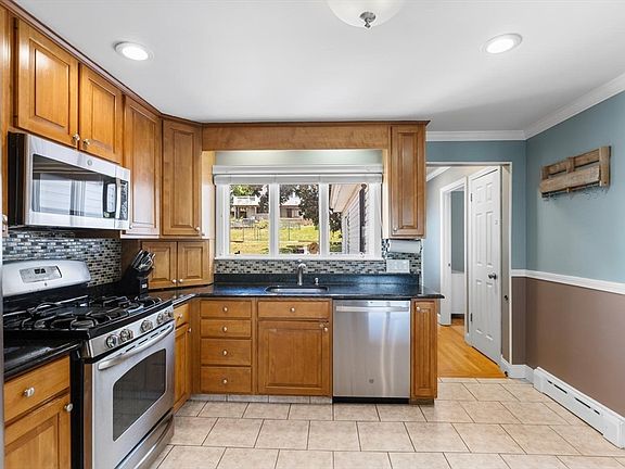 3rd image of 253 Suffolk Ave