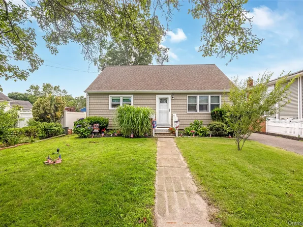 413 S 8th Street, Lindenhurst, NY 11757