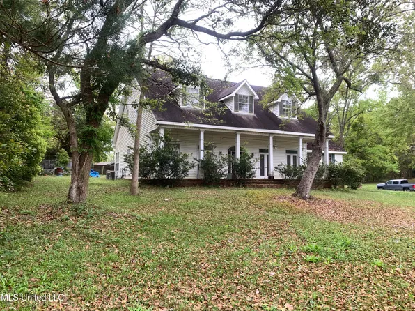 725 Graveline Rd, Gautier, MS 39553