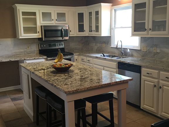 Kitchen w/ Granite Counters
