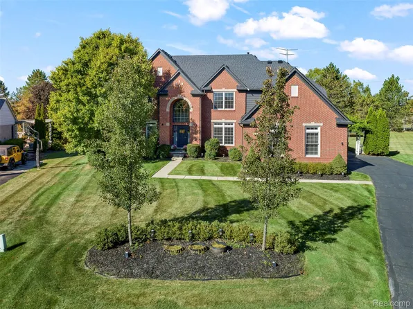 4476 Woodcliff Ct, Rochester, MI 48306