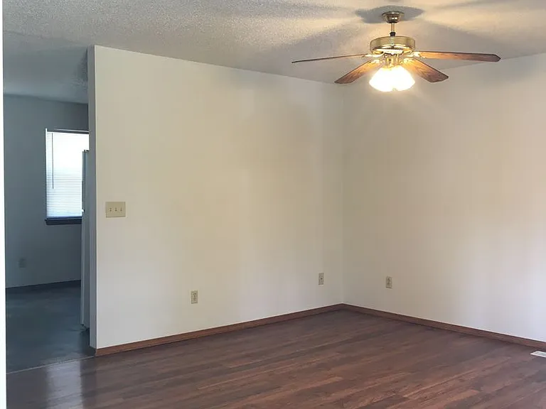 1204 E Markwardt St — Photo 3