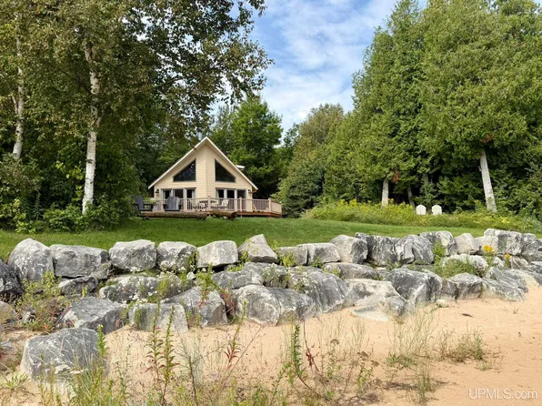 2660 S Wiggins Point Trl, Manistique, MI 49854