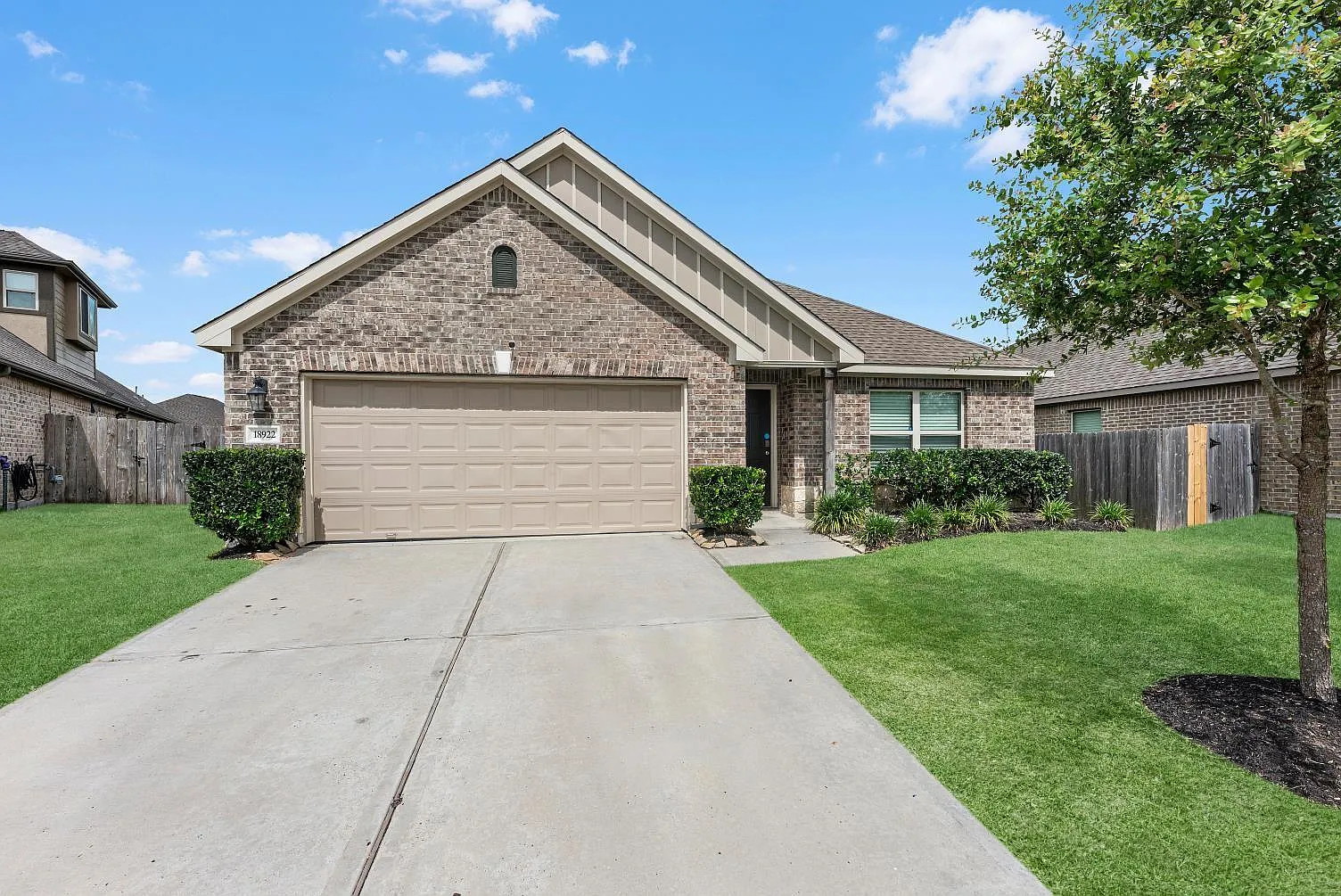 4 bed, 2.5 bath, 1955 sqft, $2,200 — Photo 2