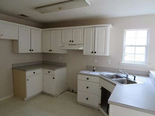 3rd image of 724 Fernstone Trl