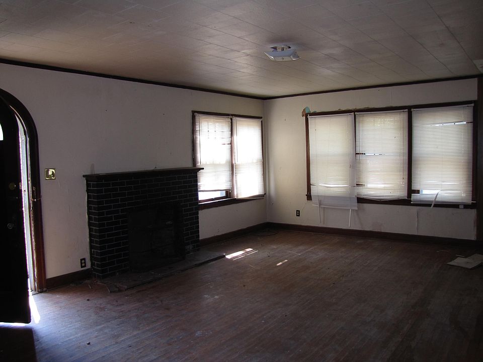 2nd image of 517 S Grand Ave