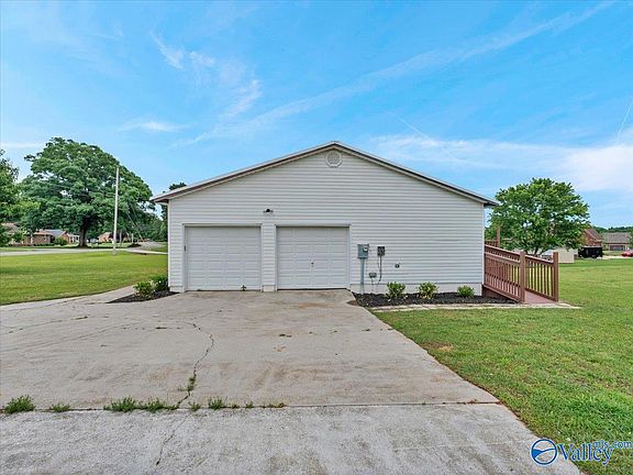 5th image of 335 Delynn Dr