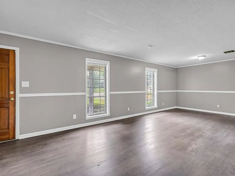 1007 Eisenhower Dr — Photo 3