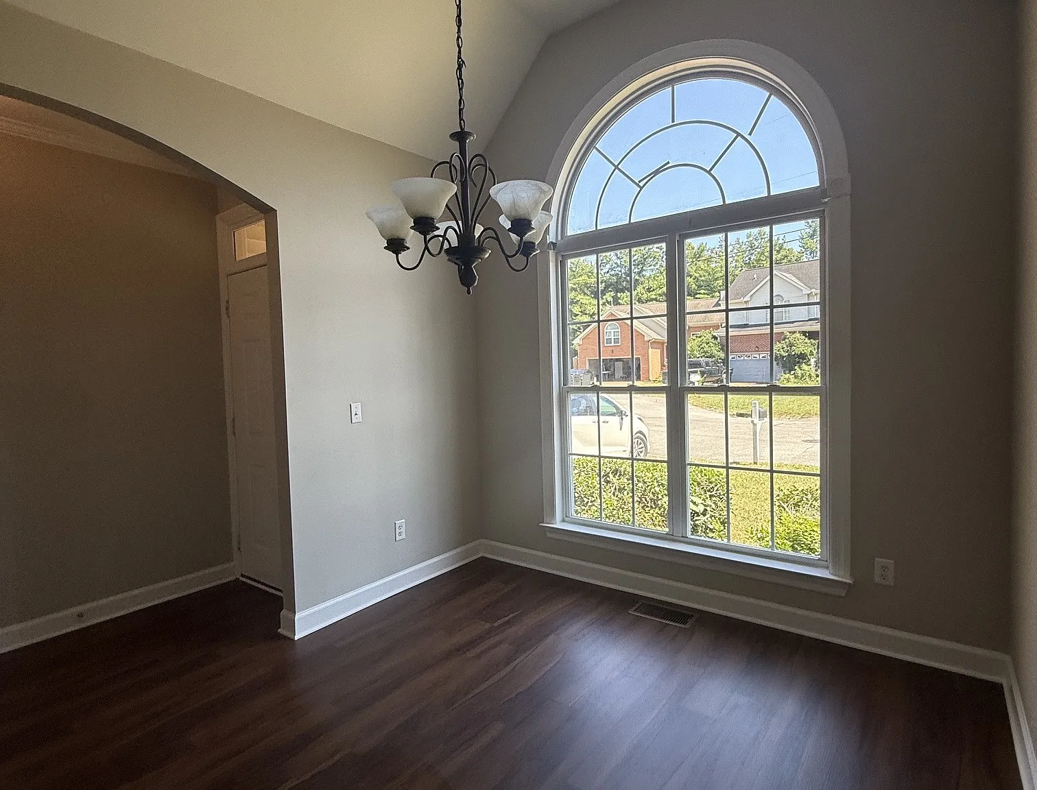 3 bed, 2.5 bath, 2100 sqft, $3,000 — Photo 3
