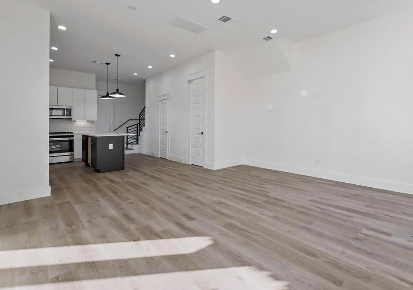 3 bed, 2.5 bath, 1582 sqft, $2,400 — Photo 3