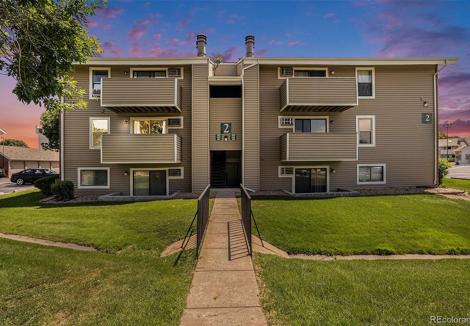 Oak Park Condos — Photo 1