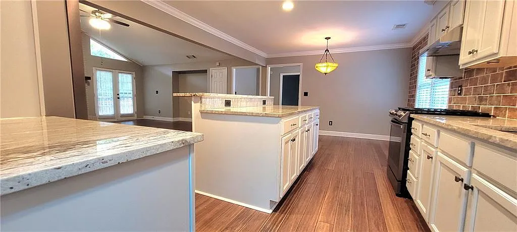 3 bed, 1807 sqft, $2,850 — Photo 3