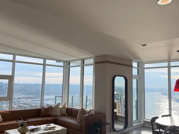 680 Quayside Dr #3502, New Westminster, BC V3M 6Z6