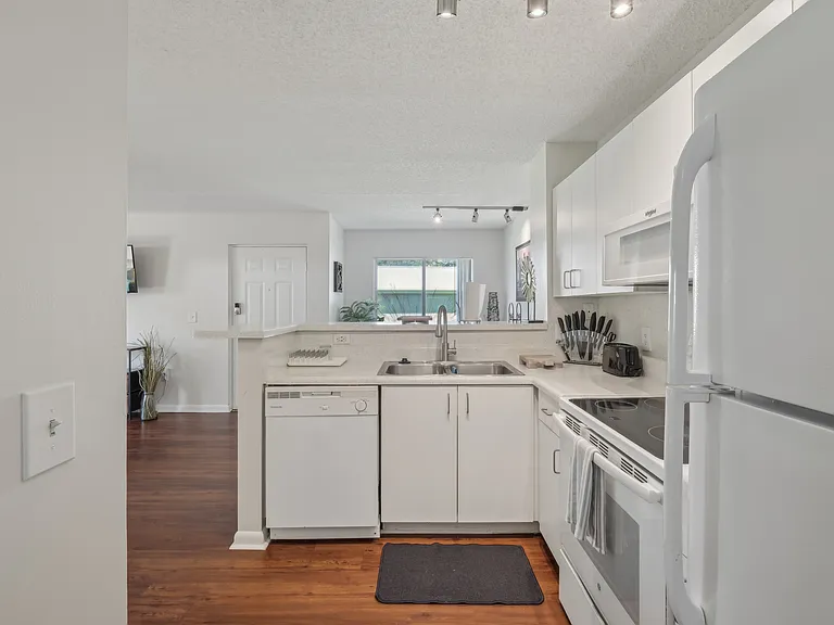 Coquina Cove Apartments — Photo 49