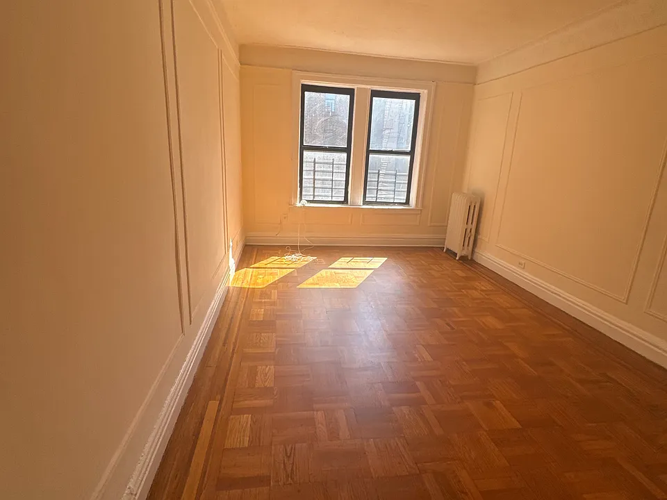 E 236th St