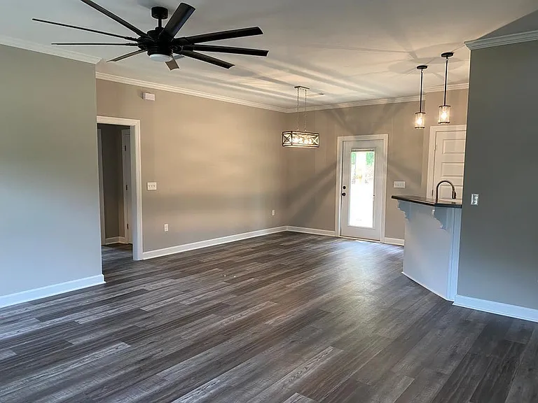 2552 Jordon Ave — Photo 3