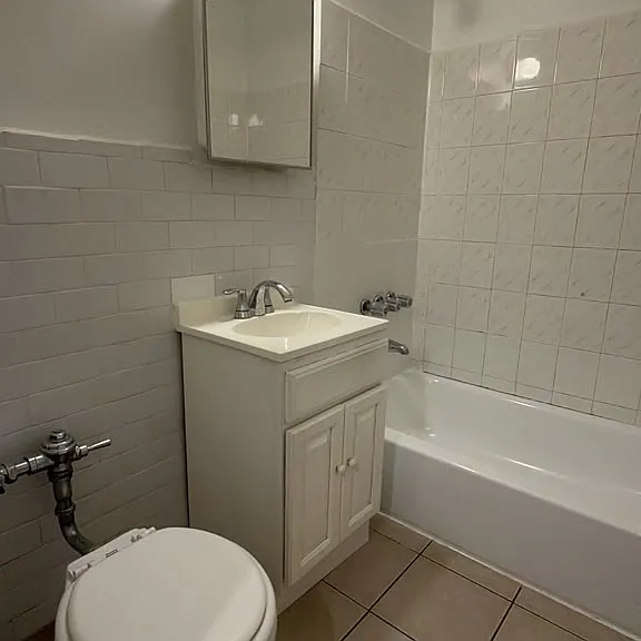 1747 Clay Ave #4F — Photo 3