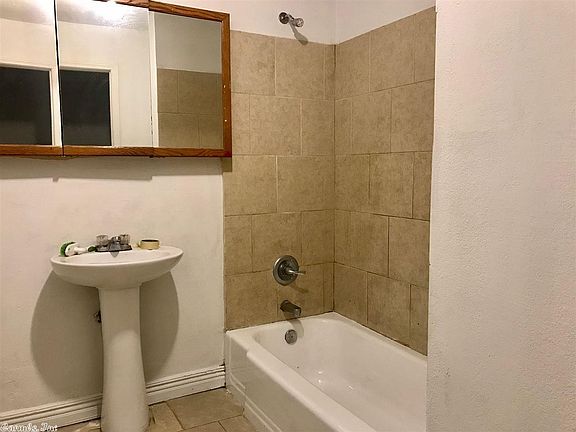 5th image of 210 Greenwood Ave