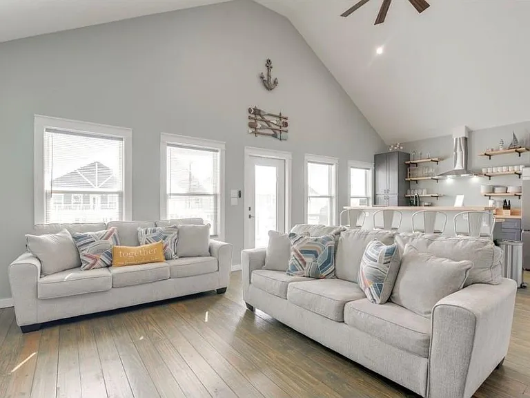 1049 Sunset Cir W — Photo 4