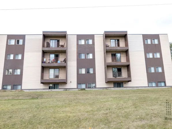 Hampton Court, 16404 115th St NW, Edmonton, AB T5X 3W7