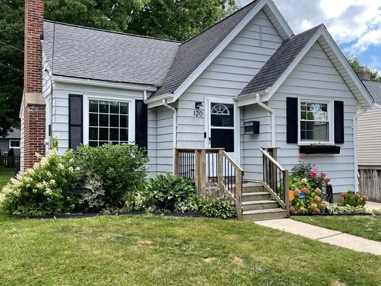 120 Wallinwood Ave NE — Photo 1