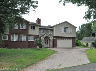 510 W Grand Traverse St, Commerce Township, MI