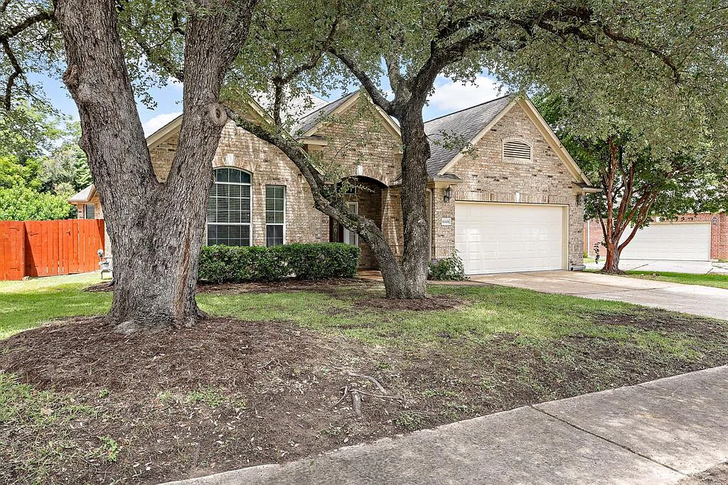 4 bed, 2.5 bath, 2767 sqft, $3,050 — Photo 2