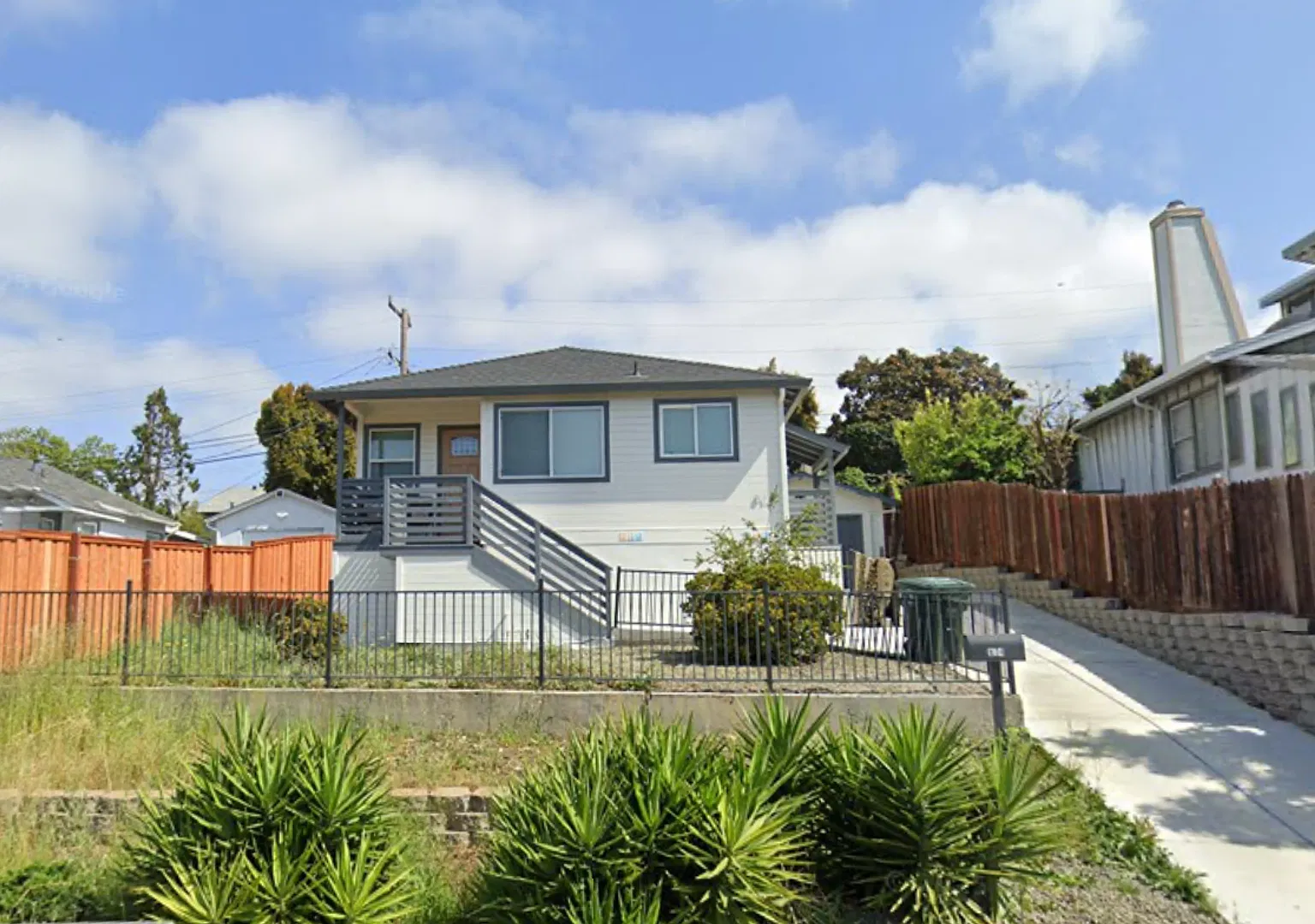 Charming 2 Bed, 1 Bath Single Family Home — Photo 2