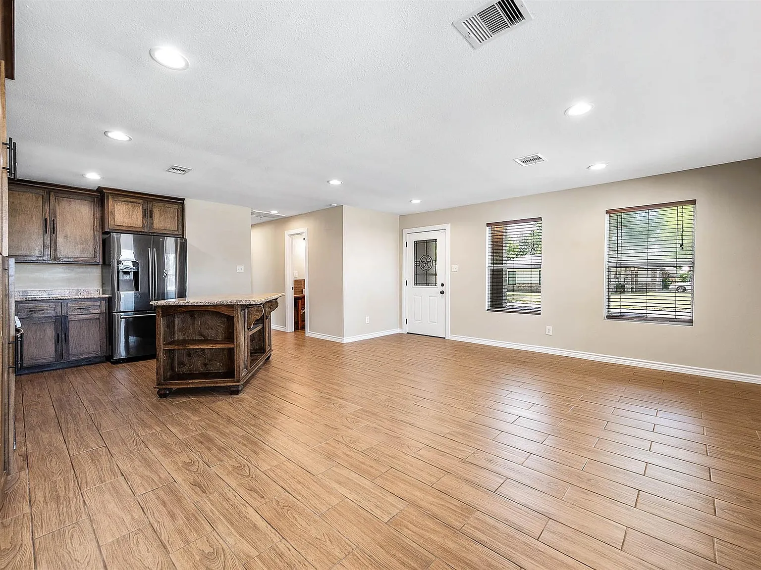3 bed, 2.0 bath, 1191 sqft, $2,100 — Photo 3