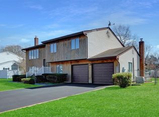 8 Bank St, Selden, NY 11784