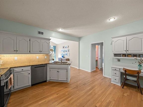 4th image of 5811 W 124th St