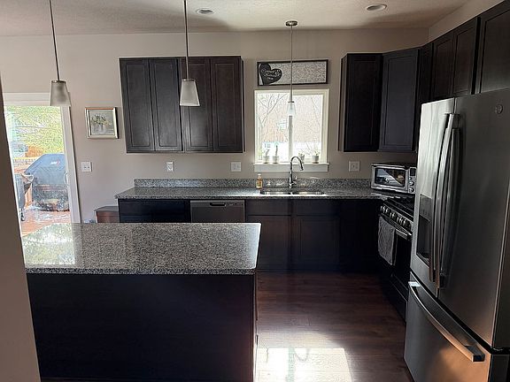 4th image of 806 Starlight Way